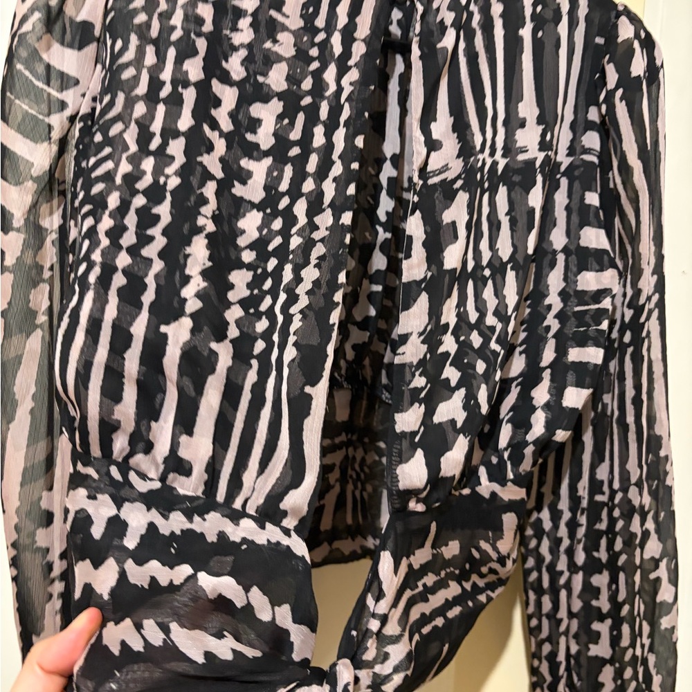 Women's Misa Black and Blush Patterned Long-sleeve Blouse open tie back - Picture 4 of 6
